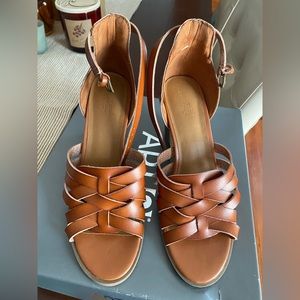 Universal thread size 8 camel sandals